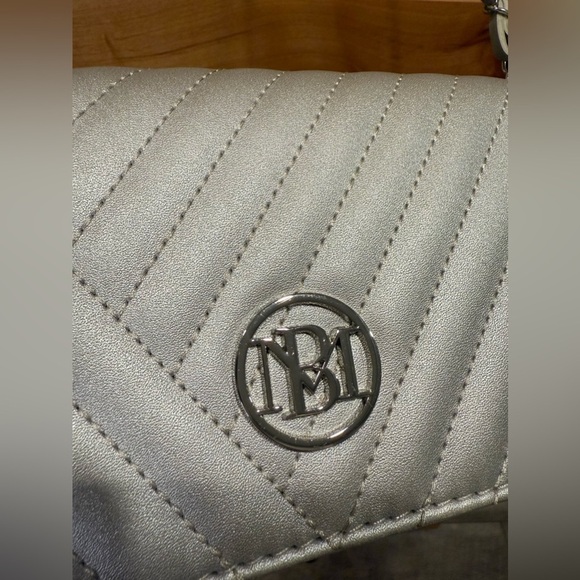 STUDIO BADGLEY MISCHKA Bag Special Occasion Silver Chain Crossbody Purse - Picture 3 of 5